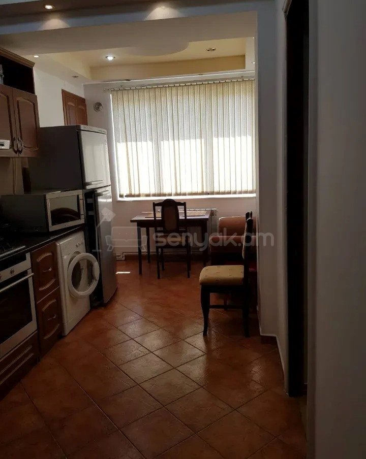 3 Սենյականոց Բնակարան Քարե Շենքում, 80քմ, 4/5 հարկ, Կապիտալ Վերանորոգված