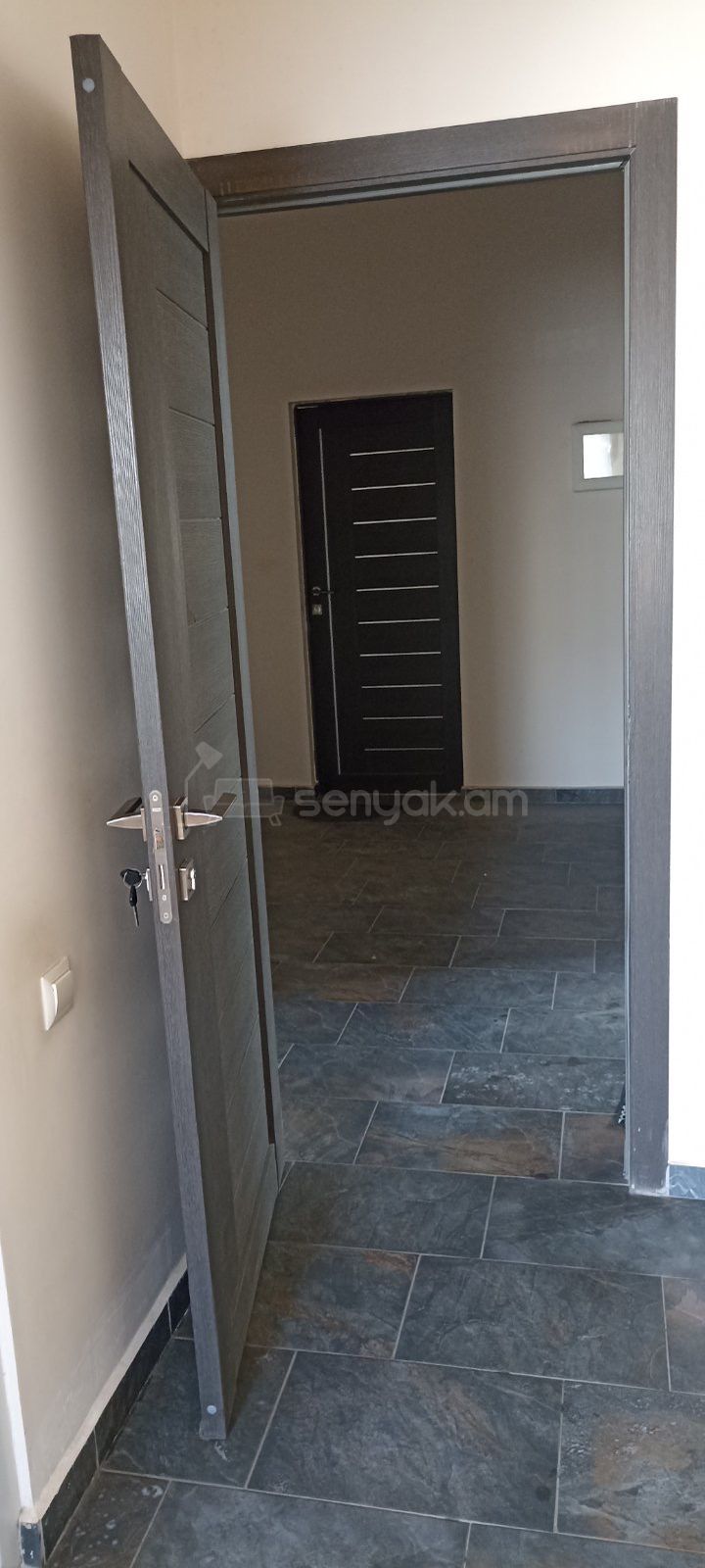 2 Սենյականոց Բնակարան Քարե Շենքում, 60քմ, 1/2 հարկ, Նորմալ Վիճակում, Կահավորված