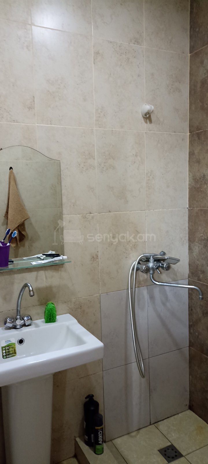 2 Սենյականոց Բնակարան Քարե Շենքում, 60քմ, 1/2 հարկ, Նորմալ Վիճակում, Կահավորված