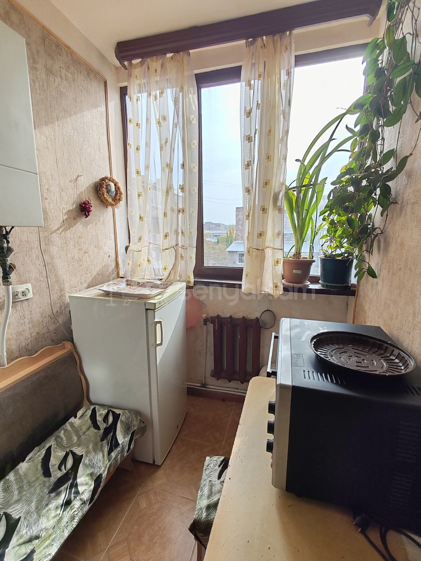 3 Սենյականոց Բնակարան Քարե Շենքում, 80քմ, 4/5 հարկ, Նորմալ Վիճակում, Կահավորված