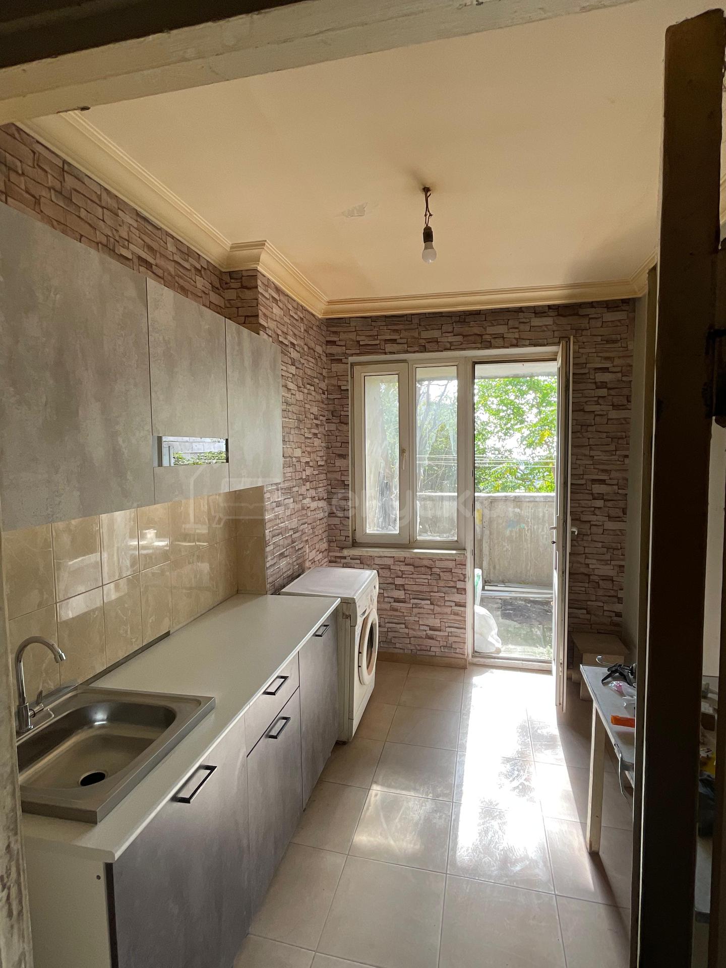 3 Սենյականոց Բնակարան, 90քմ, 2/14 հարկ, Նորմալ Վիճակում, Մասամբ Կահավորված