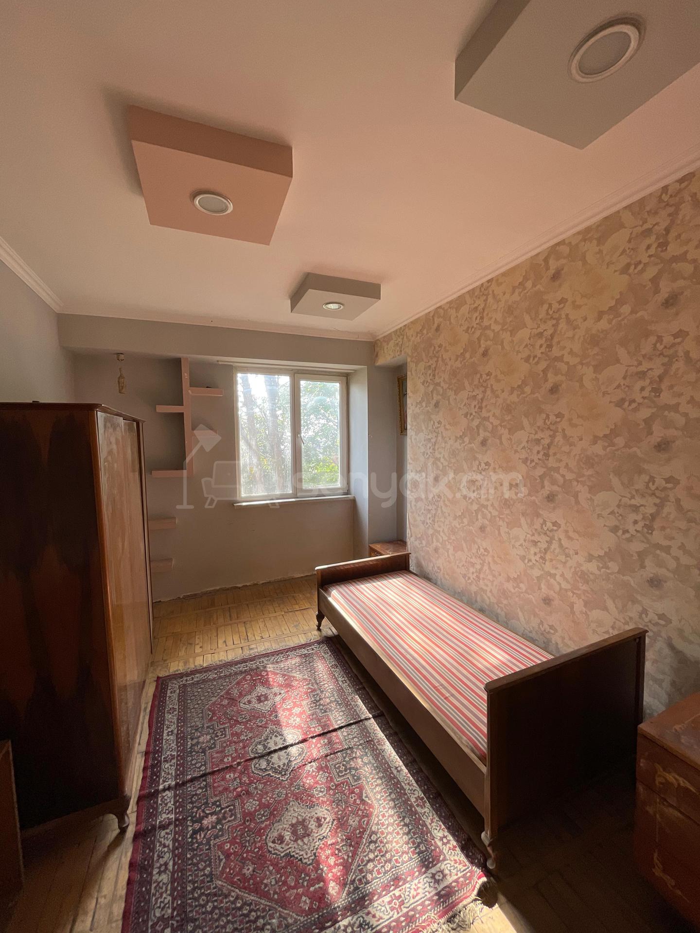 3 Սենյականոց Բնակարան, 90քմ, 2/14 հարկ, Նորմալ Վիճակում, Մասամբ Կահավորված