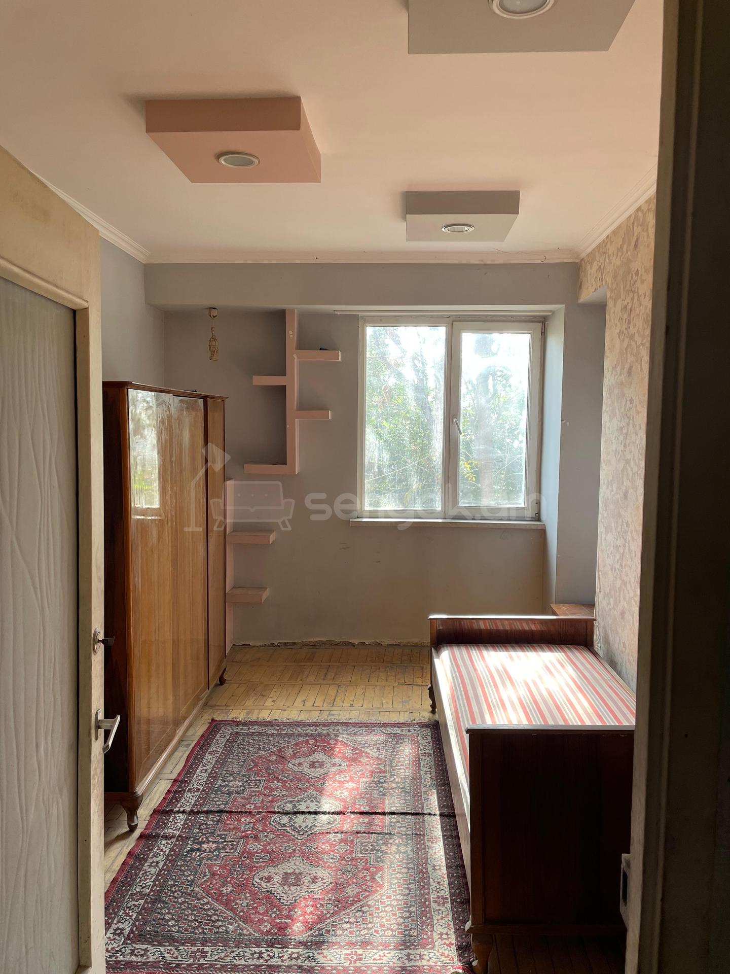 3 Սենյականոց Բնակարան, 90քմ, 2/14 հարկ, Նորմալ Վիճակում, Մասամբ Կահավորված