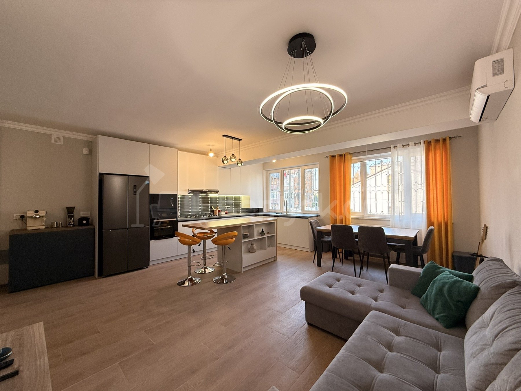 3 Սենյականոց Բնակարան Քարե Շենքում, 80քմ, 2/5 հարկ, Դիզայներական Վերանորոգված, Կահավորված, Արևկող