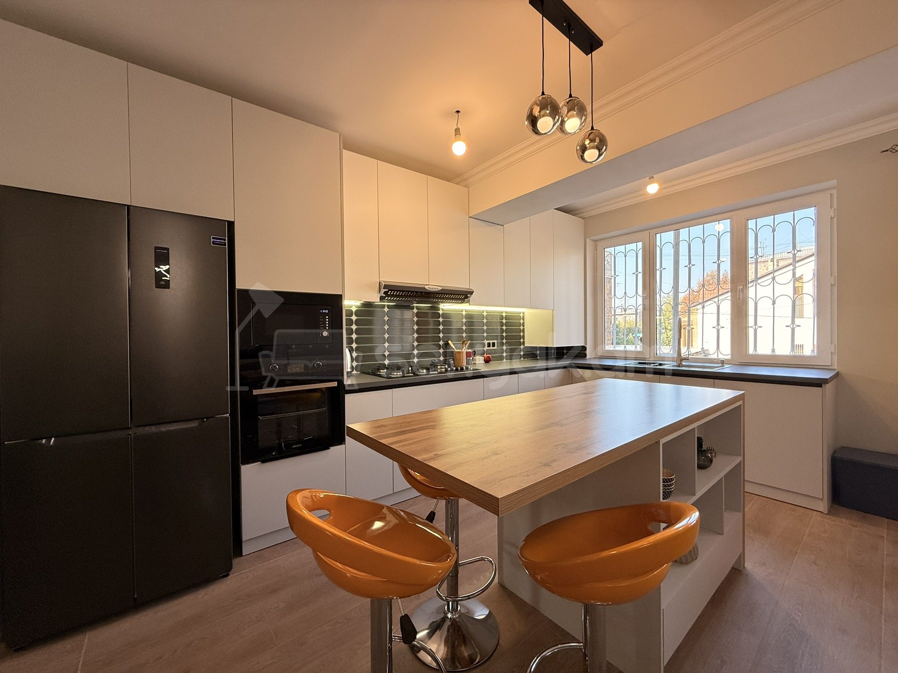 3 Սենյականոց Բնակարան Քարե Շենքում, 80քմ, 2/5 հարկ, Դիզայներական Վերանորոգված, Կահավորված, Արևկող