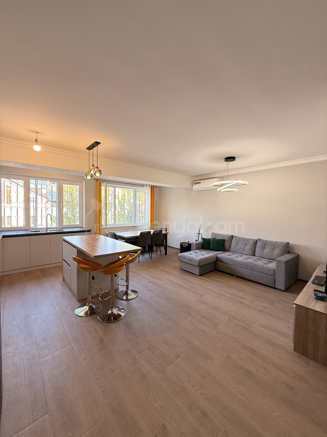 3 Սենյականոց Բնակարան Քարե Շենքում, 80քմ, 2/5 հարկ, Դիզայներական Վերանորոգված, Կահավորված, Արևկող