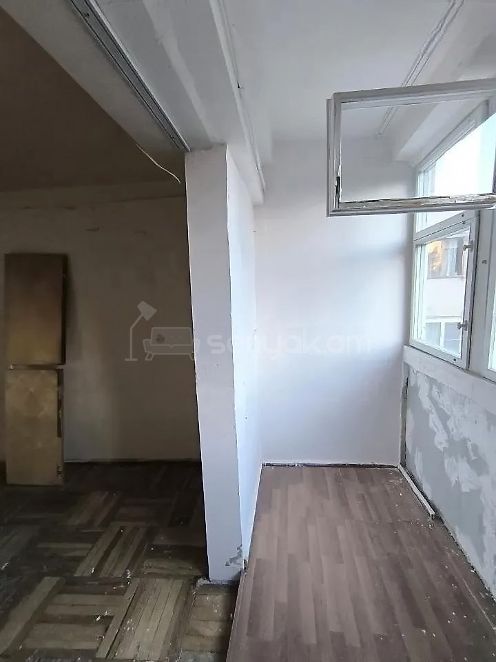 1 Սենյականոց Բնակարան, 46քմ, 3/9 հարկ, Պետական Վիճակում