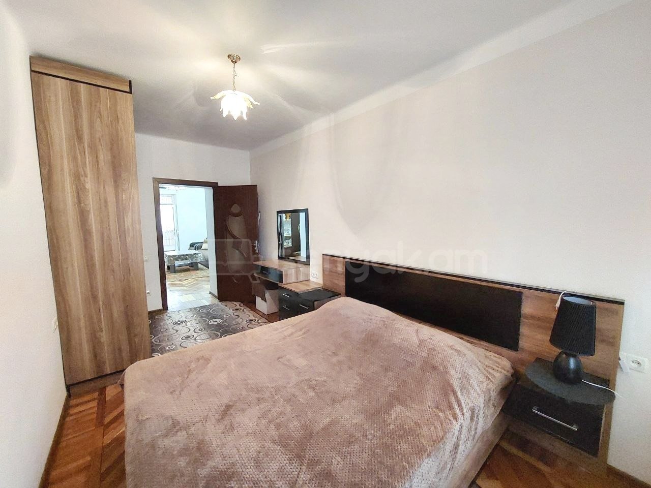 2 Սենյականոց Բնակարան Քարե Շենքում, 70քմ, 4/5 հարկ, Նորմալ Վիճակում, Կահավորված