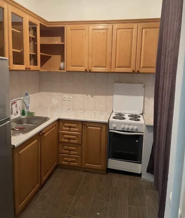 1 Սենյականոց Բնակարան Քարե Շենքում, 40քմ, 1/5 հարկ, Նորմալ Վիճակում, Կահավորված, Արևկող