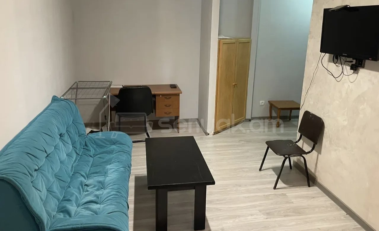 1 Սենյականոց Բնակարան Քարե Շենքում, 40քմ, 1/5 հարկ, Նորմալ Վիճակում, Կահավորված, Արևկող