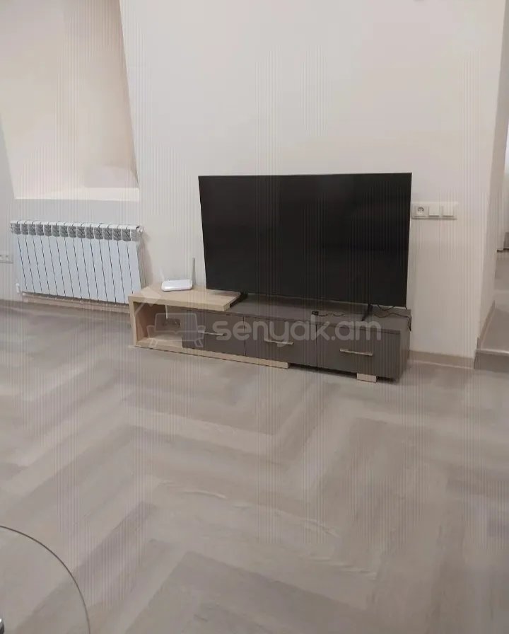 3 Սենյականոց Բնակարան Քարե Շենքում, 100քմ, 1/4 հարկ, Կապիտալ Վերանորոգված, Կահավորված