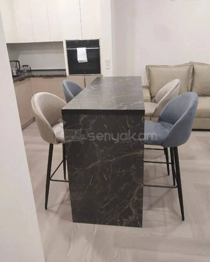 3 Սենյականոց Բնակարան Քարե Շենքում, 100քմ, 1/4 հարկ, Կապիտալ Վերանորոգված, Կահավորված