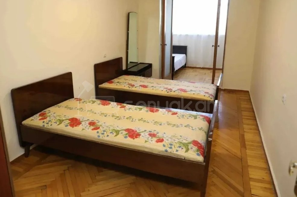 3 Սենյականոց Բնակարան Քարե Շենքում, 81քմ, 2/4 հարկ, Նորմալ Վիճակում