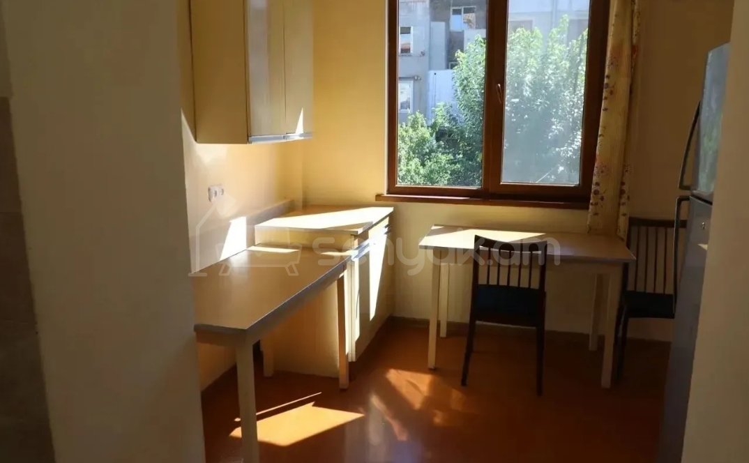 3 Սենյականոց Բնակարան Քարե Շենքում, 81քմ, 2/4 հարկ, Նորմալ Վիճակում