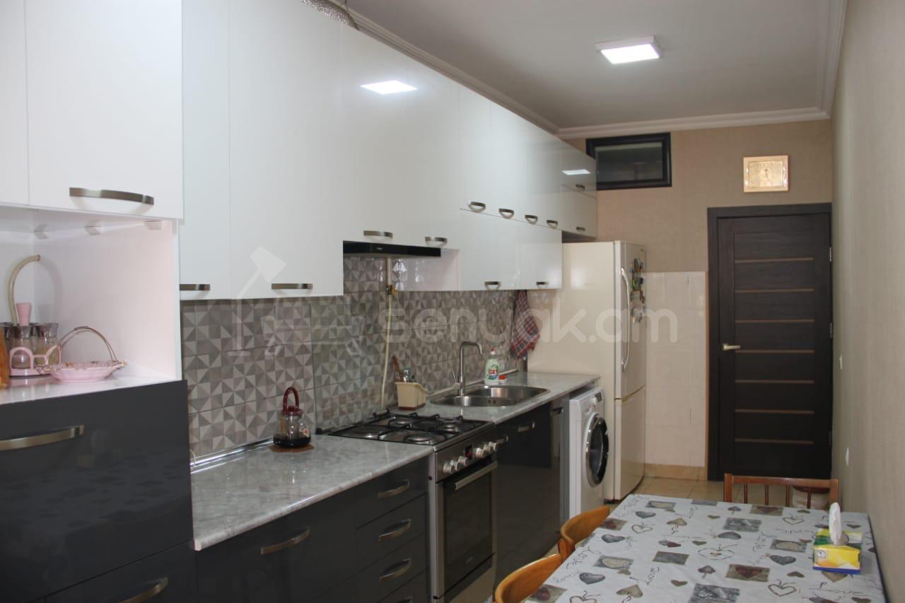 3 Սենյականոց Բնակարան Քարե Շենքում, 92քմ, 2/8 հարկ, Կապիտալ Վերանորոգված