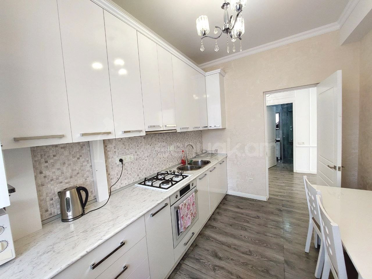 3 Սենյականոց Բնակարան Քարե Շենքում, 70քմ, 4/4 հարկ, Դիզայներական Վերանորոգված