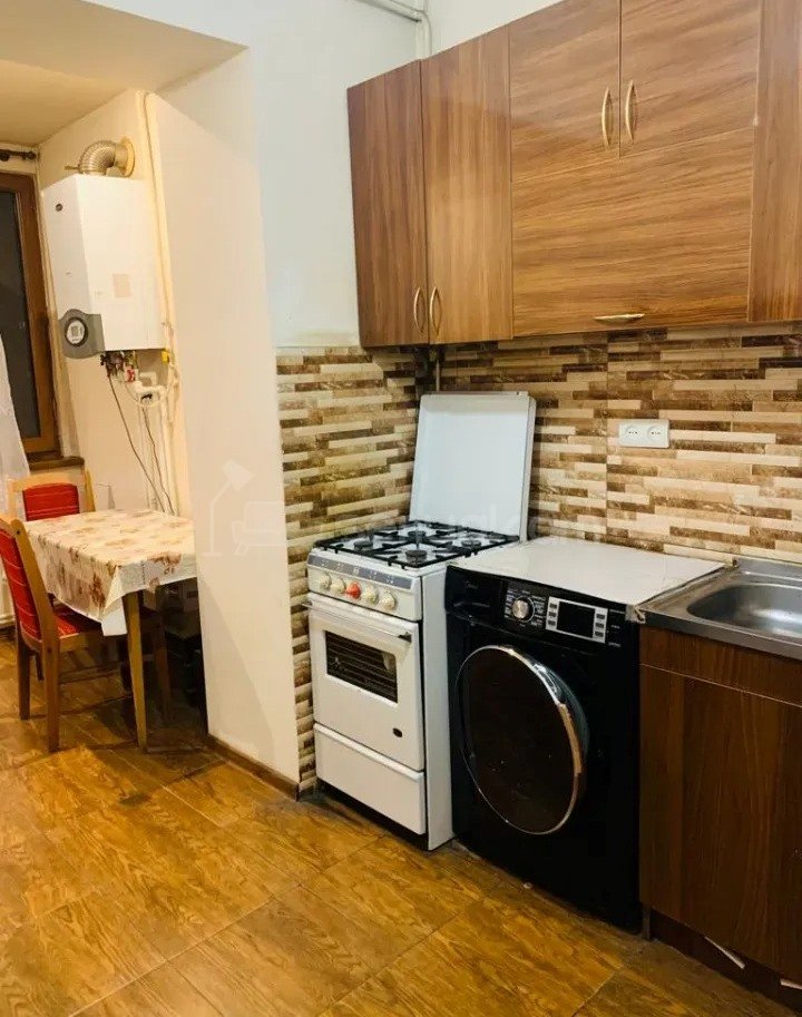 3 Սենյականոց Բնակարան Քարե Շենքում, 55քմ, 5/5 հարկ, Պետական Վիճակում