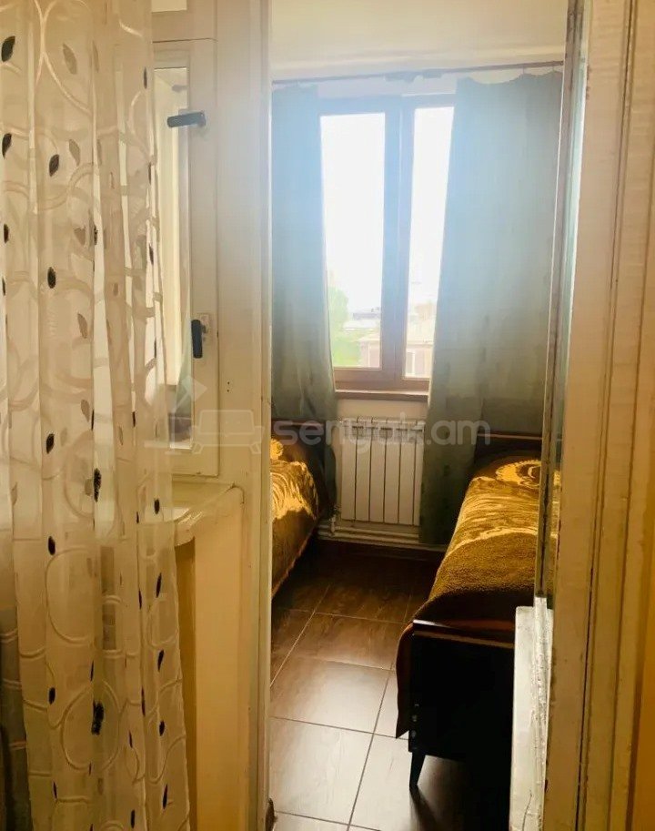 3 Սենյականոց Բնակարան Քարե Շենքում, 55քմ, 5/5 հարկ, Պետական Վիճակում