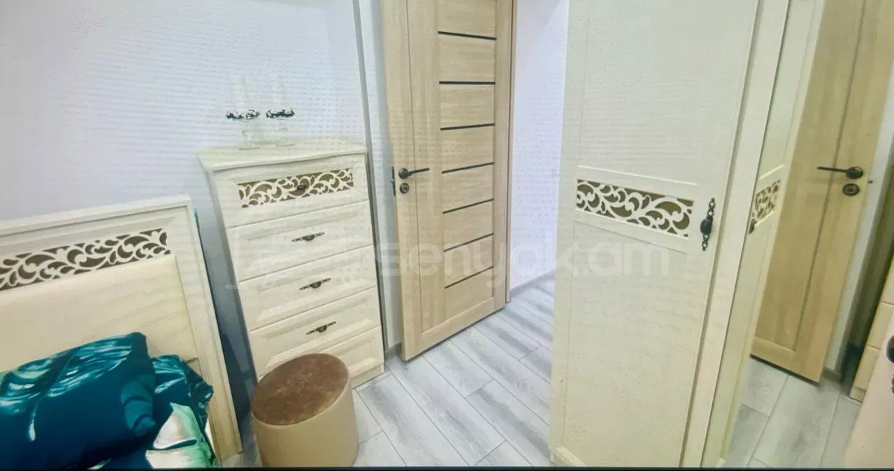 1 Սենյականոց Բնակարան Քարե Շենքում, 33քմ, 5/5 հարկ, Կապիտալ Վերանորոգված