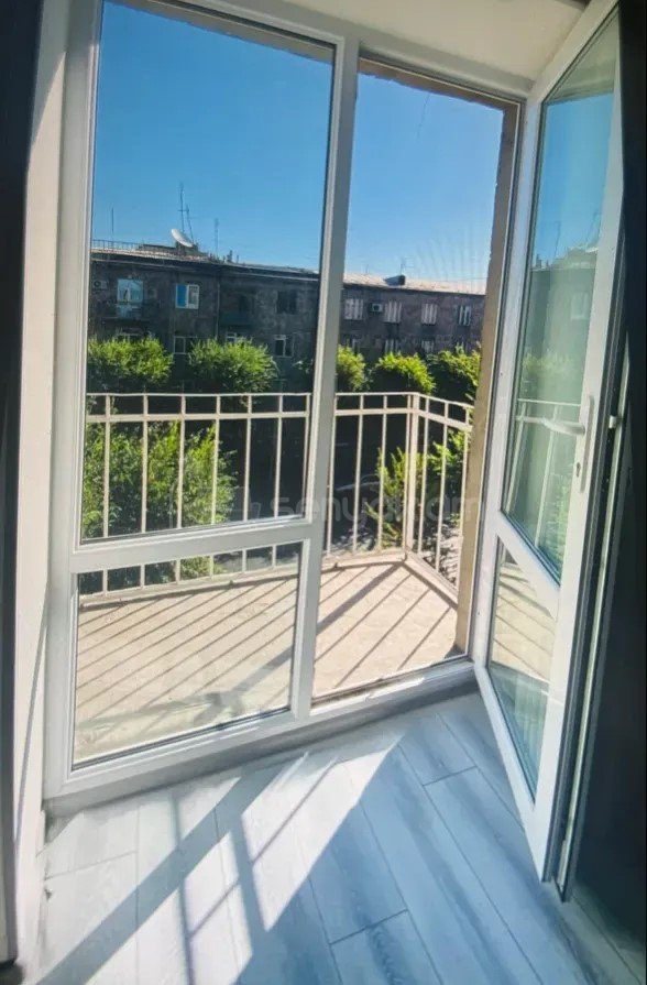 1 Սենյականոց Բնակարան Քարե Շենքում, 33քմ, 5/5 հարկ, Կապիտալ Վերանորոգված