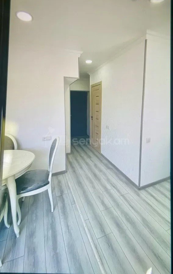 1 Սենյականոց Բնակարան Քարե Շենքում, 33քմ, 5/5 հարկ, Կապիտալ Վերանորոգված