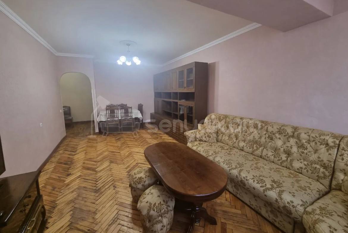 3 Սենյականոց Բնակարան Քարե Շենքում, 73քմ, 5/5 հարկ, Նորմալ Վիճակում, Կահավորված