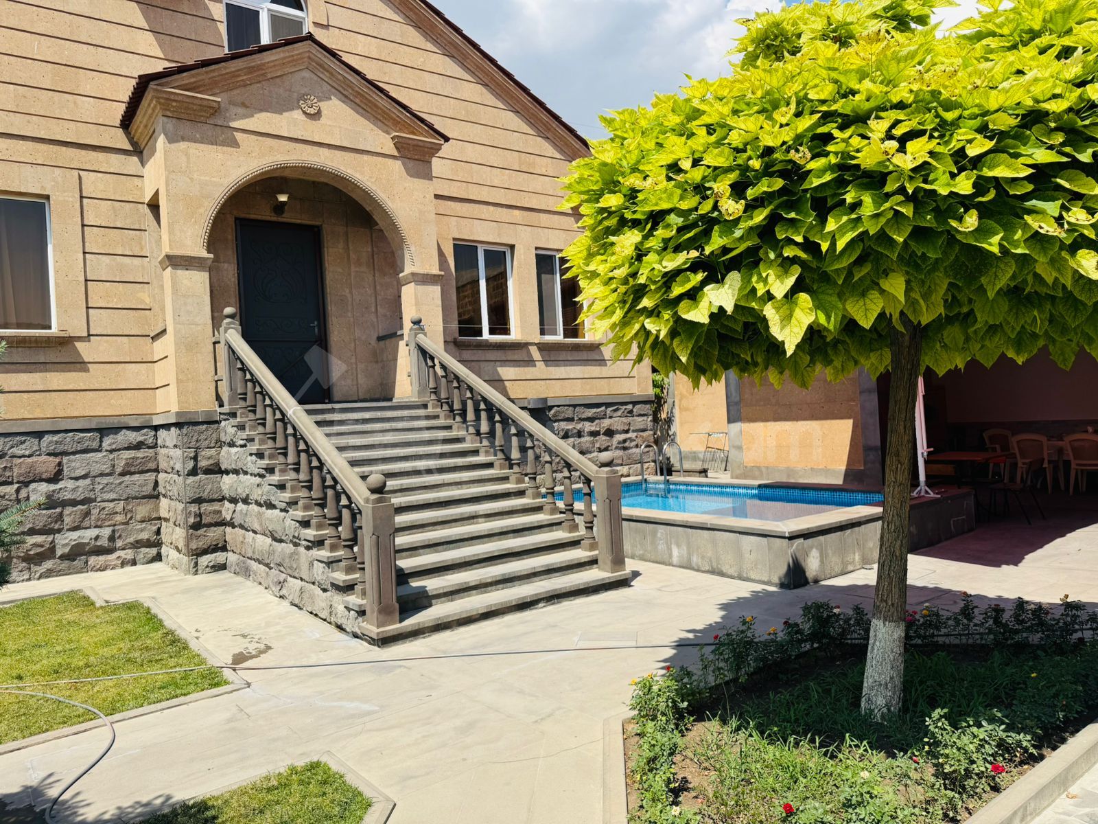 6 Սենյականոց Շքեղ Առանձնատուն, 250քմ, Կահավորված, Լողավազանով, Ավտոտնակով