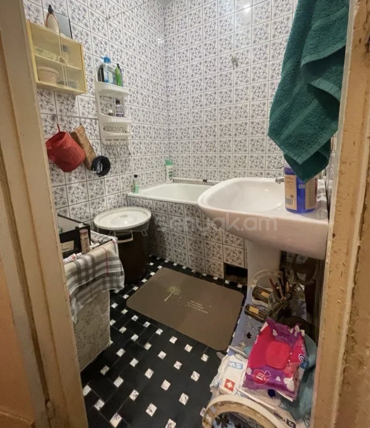 2 Սենյականոց Բնակարան Քարե Շենքում, 72քմ, 3/5 հարկ, Նորմալ Վիճակում, Կահավորված, Արևկող