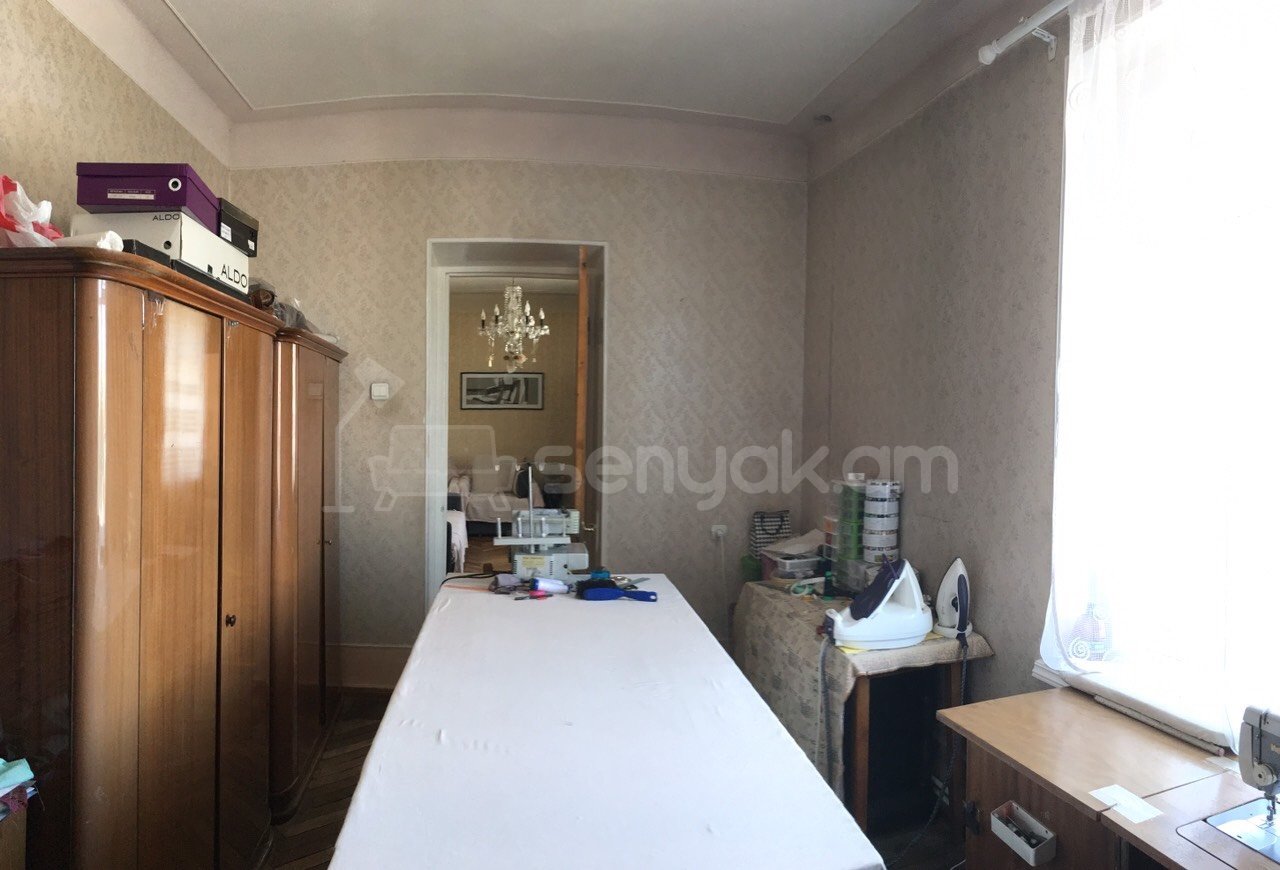 4 Սենյականոց Բնակարան Քարե Շենքում, 85քմ, 4/4 հարկ, Նորմալ Վիճակում, Կահավորված, Արևկող