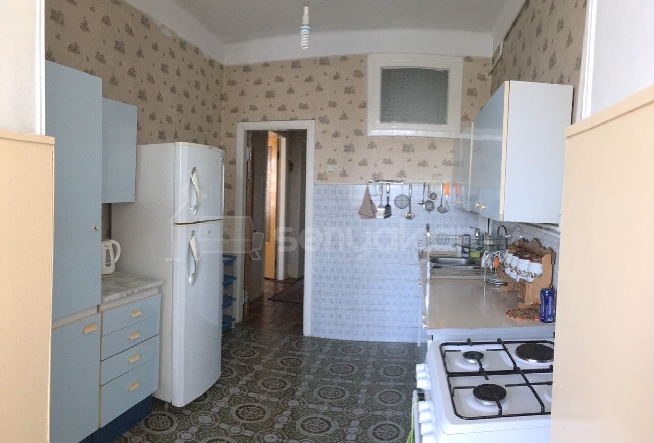 4 Սենյականոց Բնակարան Քարե Շենքում, 85քմ, 4/4 հարկ, Նորմալ Վիճակում, Կահավորված, Արևկող