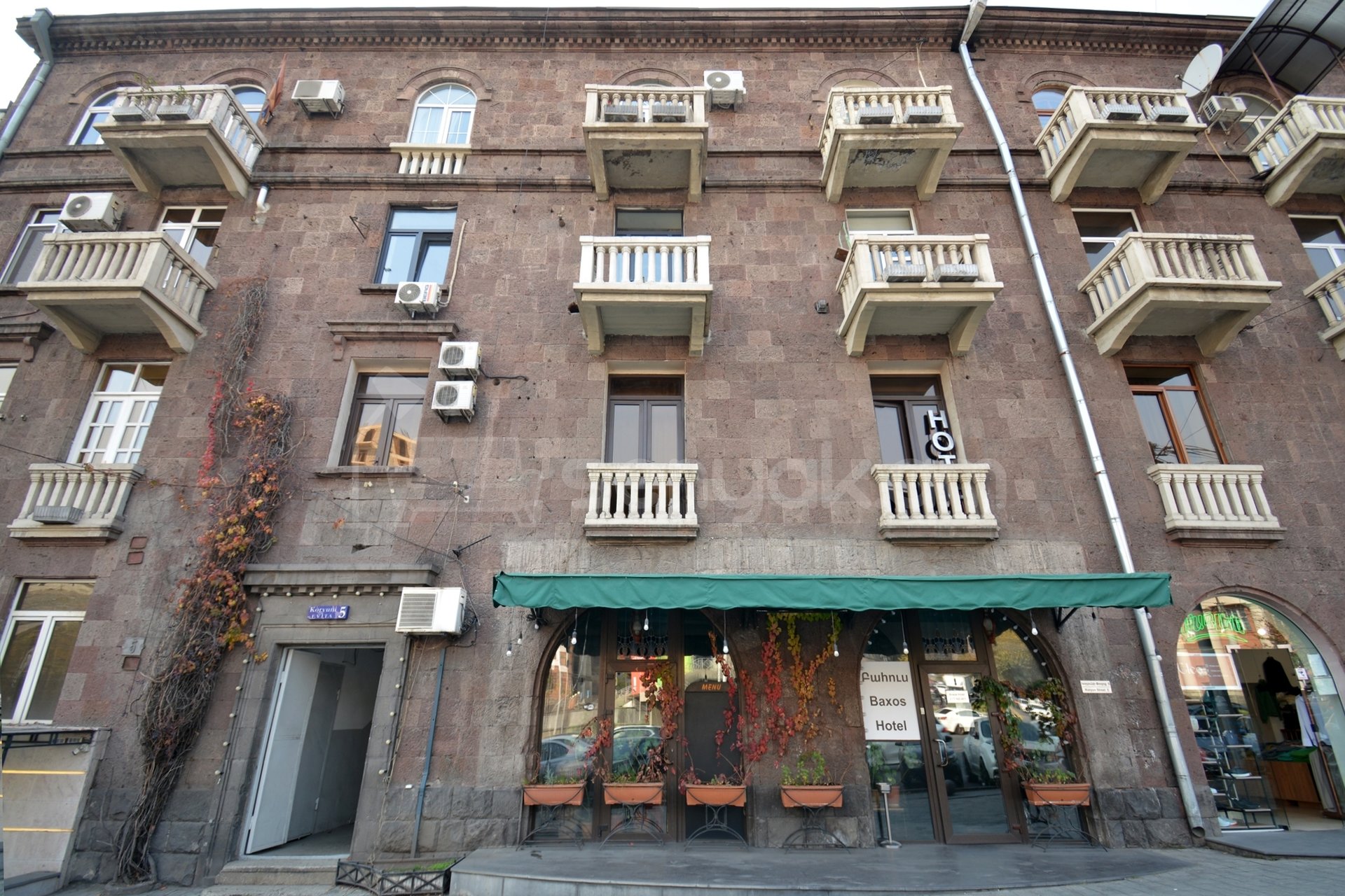 4 Սենյականոց Բնակարան Քարե Շենքում, 86քմ, 1/4 հարկ, Կապիտալ Վերանորոգված