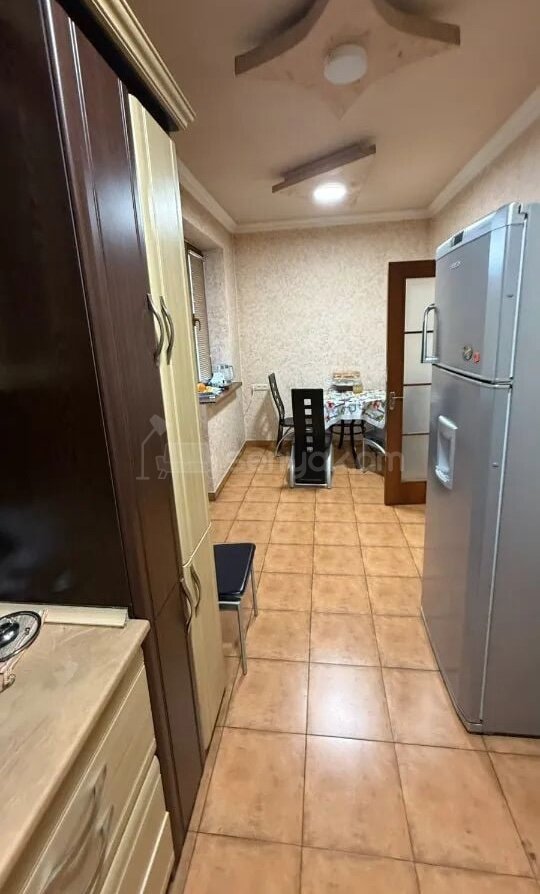 3 Սենյականոց Բնակարան Քարե Շենքում, 100քմ, 2/2 հարկ, Կապիտալ Վերանորոգված