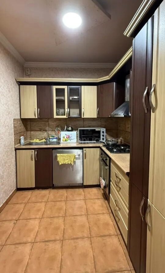 3 Սենյականոց Բնակարան Քարե Շենքում, 100քմ, 2/2 հարկ, Կապիտալ Վերանորոգված