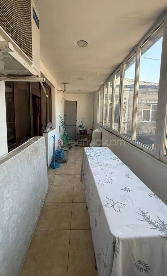 3 Սենյականոց Բնակարան Քարե Շենքում, 100քմ, 2/2 հարկ, Կապիտալ Վերանորոգված