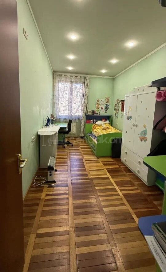 3 Սենյականոց Բնակարան Քարե Շենքում, 100քմ, 2/2 հարկ, Կապիտալ Վերանորոգված