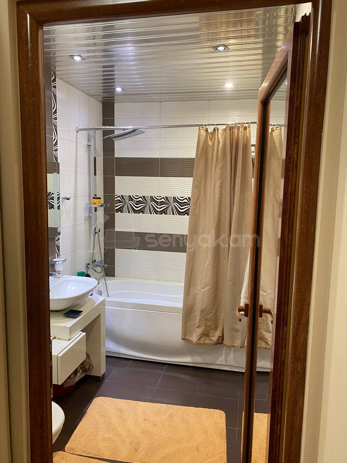 2 Սենյականոց Բնակարան Քարե Շենքում, 62քմ, 5/5 հարկ, Կապիտալ Վերանորոգված