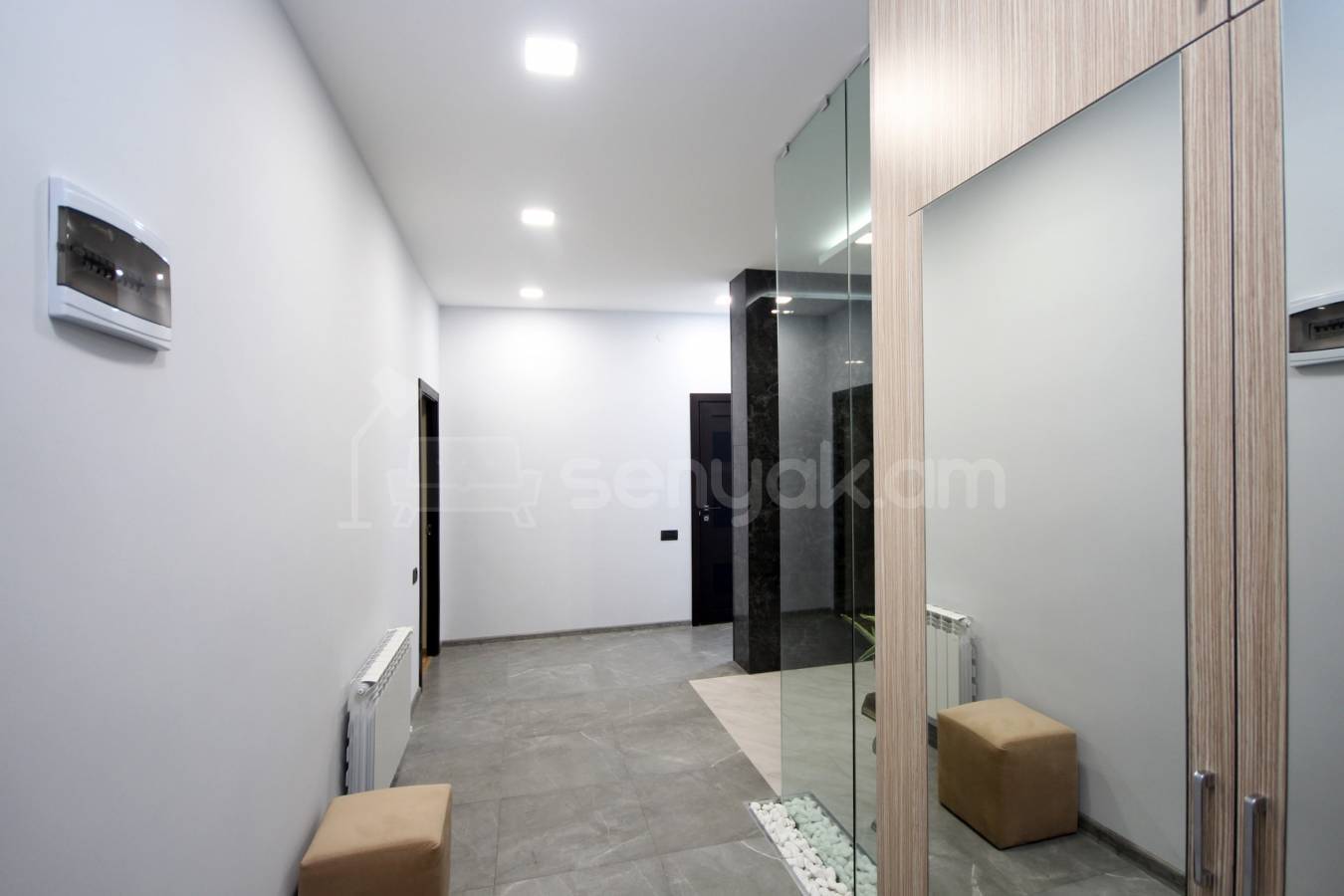 3 Սենյականոց Բնակարան Քարե Շենքում, 80քմ, 2/5 հարկ, Դիզայներական Վերանորոգված, Կահավորված, Արևկող