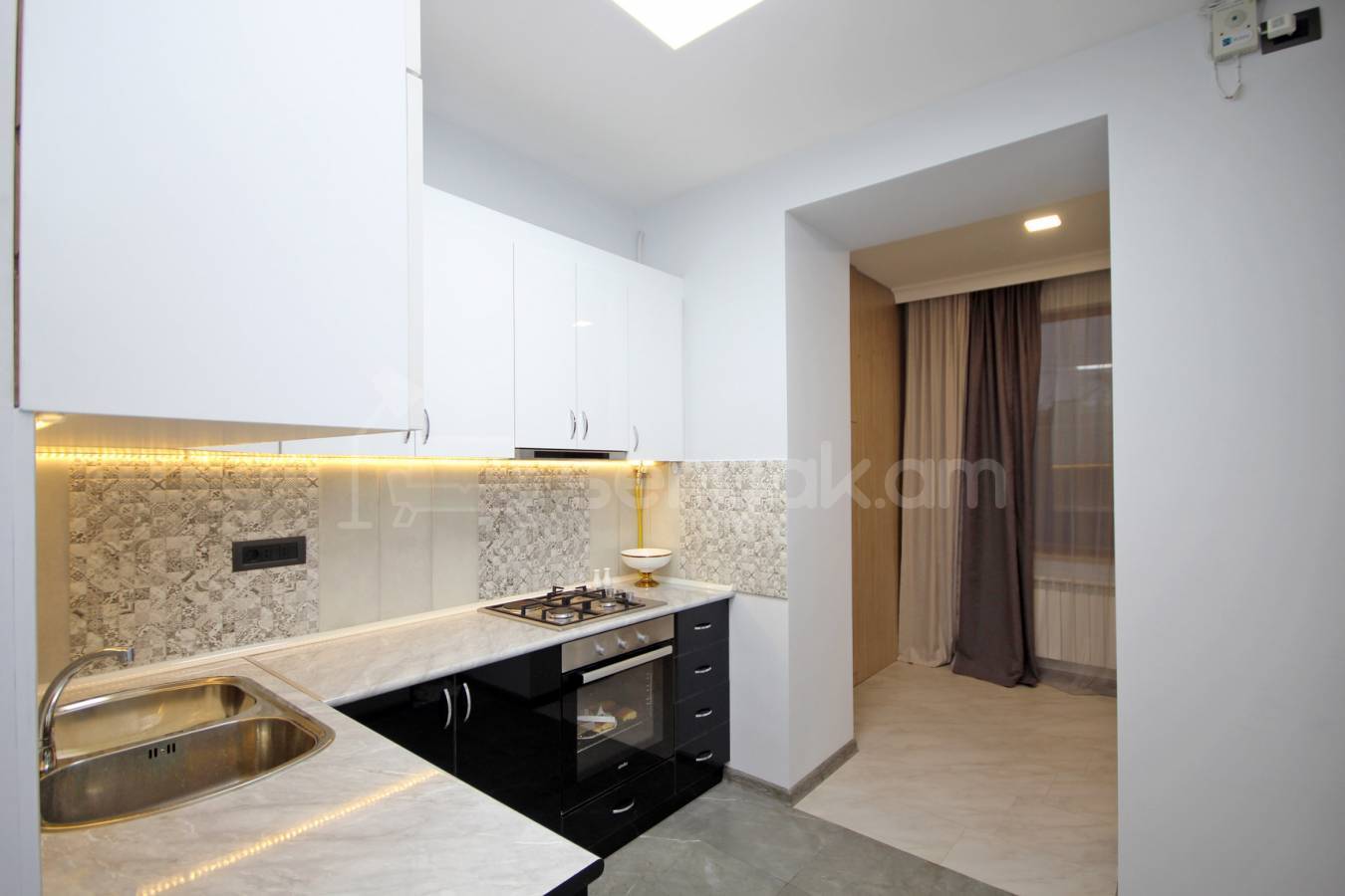 3 Սենյականոց Բնակարան Քարե Շենքում, 80քմ, 2/5 հարկ, Դիզայներական Վերանորոգված, Կահավորված, Արևկող