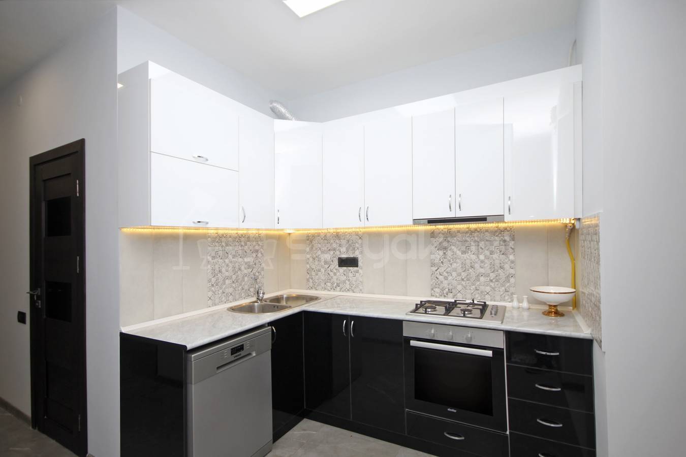 3 Սենյականոց Բնակարան Քարե Շենքում, 80քմ, 2/5 հարկ, Դիզայներական Վերանորոգված, Կահավորված, Արևկող