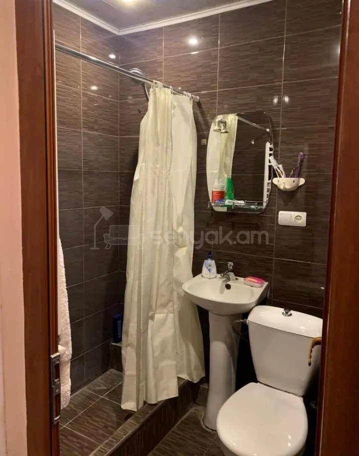 3 Սենյականոց Բնակարան Քարե Շենքում, 55քմ, 5/5 հարկ, Նորմալ Վիճակում