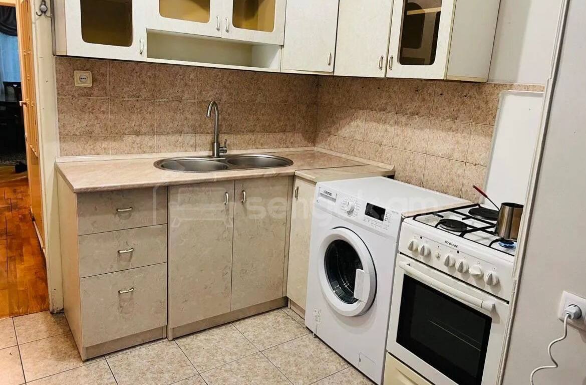 2 Սենյականոց Բնակարան Քարե Շենքում, 72քմ, 1/5 հարկ, Նորմալ Վիճակում, Կահավորված