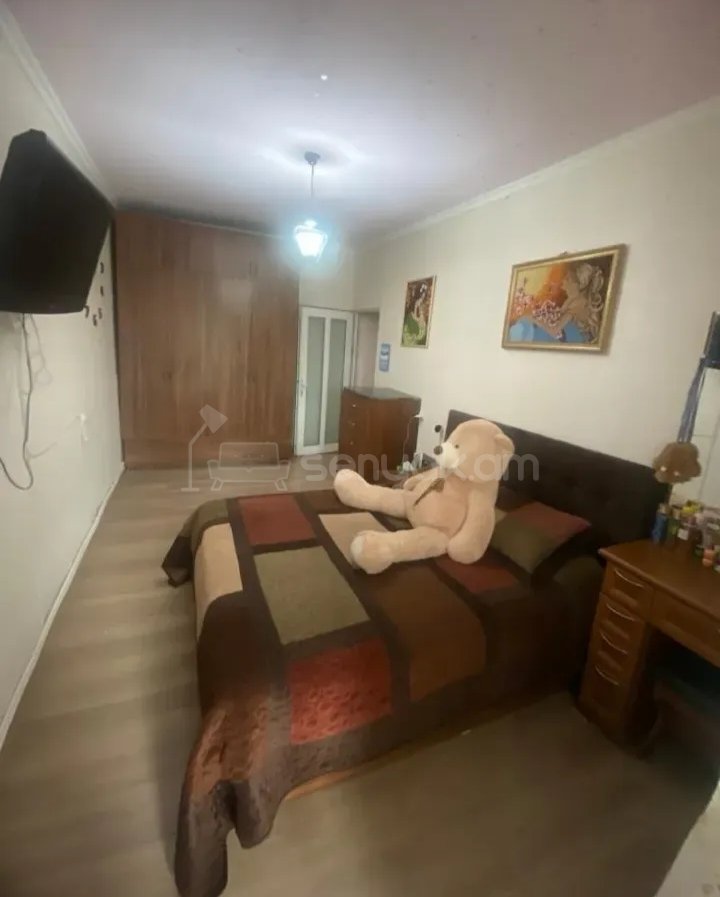 3 Սենյականոց Բնակարան Քարե Շենքում, 80քմ, 3/5 հարկ, Նորմալ Վիճակում, Կահավորված