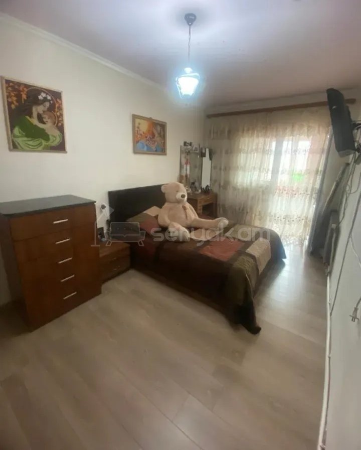 3 Սենյականոց Բնակարան Քարե Շենքում, 80քմ, 3/5 հարկ, Նորմալ Վիճակում, Կահավորված