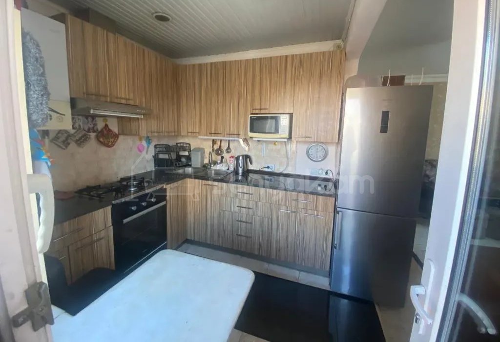 3 Սենյականոց Բնակարան Քարե Շենքում, 80քմ, 3/5 հարկ, Նորմալ Վիճակում, Կահավորված