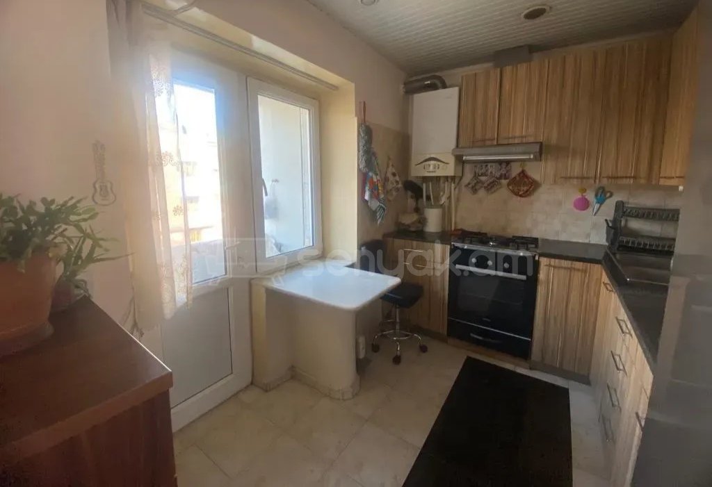 3 Սենյականոց Բնակարան Քարե Շենքում, 80քմ, 3/5 հարկ, Նորմալ Վիճակում, Կահավորված