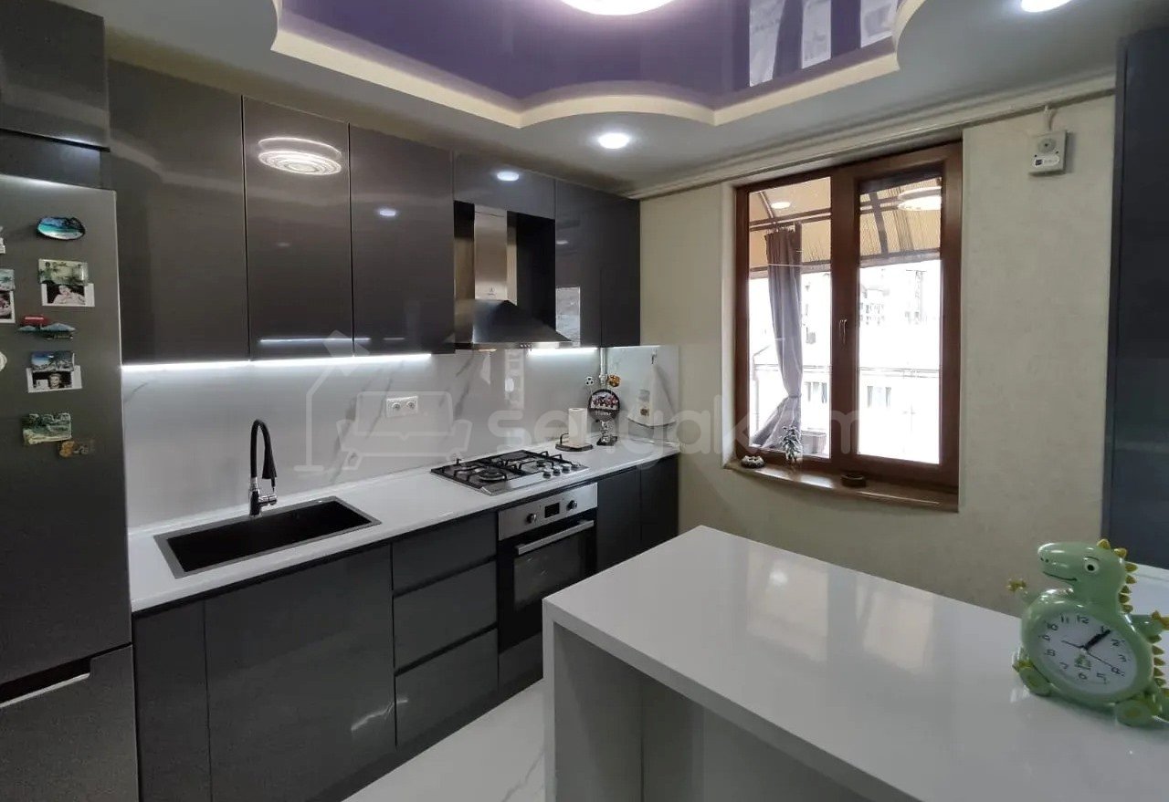 3 Սենյականոց Բնակարան Քարե Շենքում, 90քմ, 6/6 հարկ, Կապիտալ Վերանորոգված