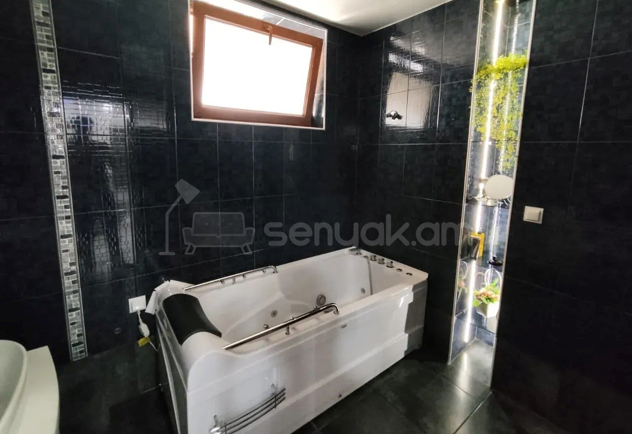 3 Սենյականոց Բնակարան Քարե Շենքում, 90քմ, 6/6 հարկ, Կապիտալ Վերանորոգված