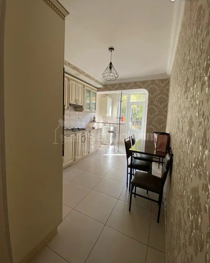 3 Սենյականոց Բնակարան Քարե Շենքում, 108քմ, 1/5 հարկ, Կապիտալ Վերանորոգված, Կահավորված, Արևկող