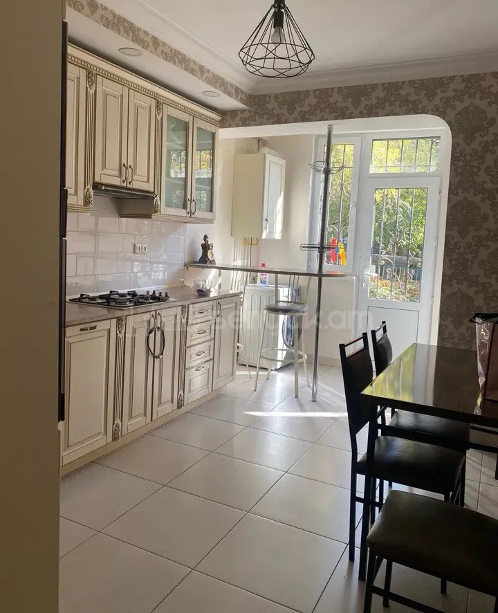 3 Սենյականոց Բնակարան Քարե Շենքում, 108քմ, 1/5 հարկ, Կապիտալ Վերանորոգված, Կահավորված, Արևկող