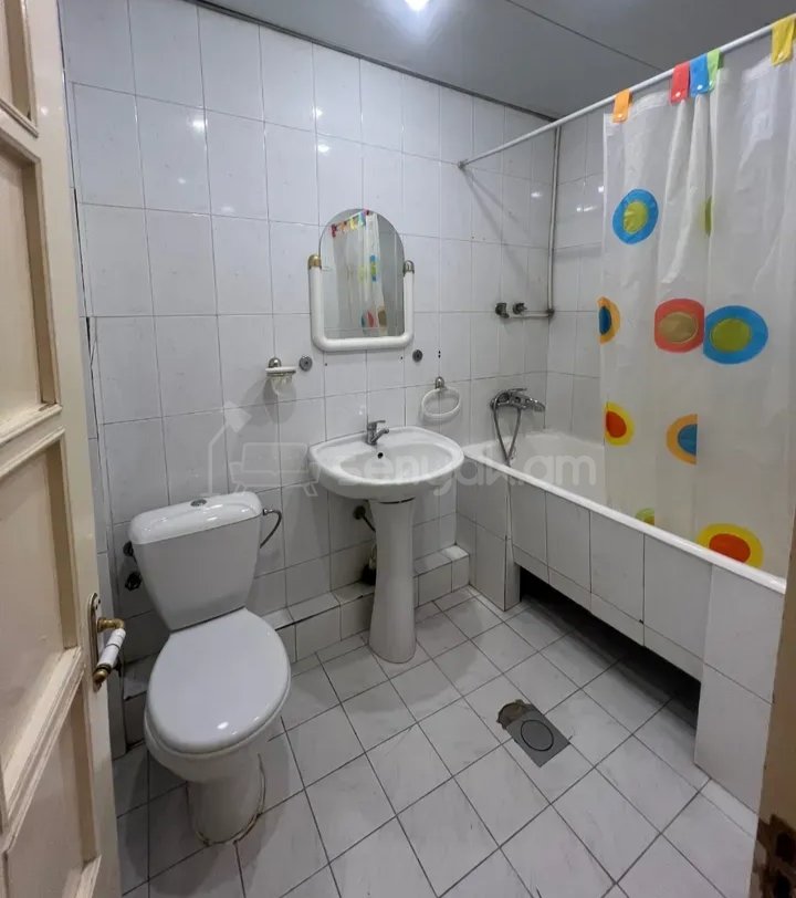 1 Սենյականոց Բնակարան Քարե Շենքում, 44քմ, 2/4 հարկ, Նորմալ Վիճակում, Կահավորված, Արևկող